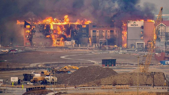 VIDEO&FOTO Incendii puternice în Colorado: sute de case distruse, zeci de mii de persoane evacuate