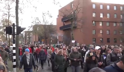 VIDEO Amsterdam - Mii de oameni au încălcat interdicția și au ieșit pe stradă pentru a protesta. Agresiuni ale poliției, primăria  a declarat zona una “de înalt risc”.