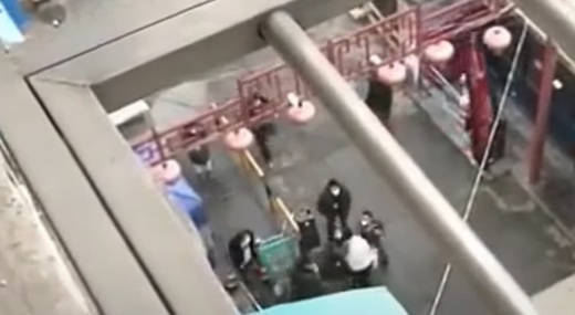 VIDEO Chinezii aflați în carantină în orașul Xi'an recurg la troc din cauza crizei de alimente: Țigări pentru varză sau telefoane în schimbul unui pachet de orez