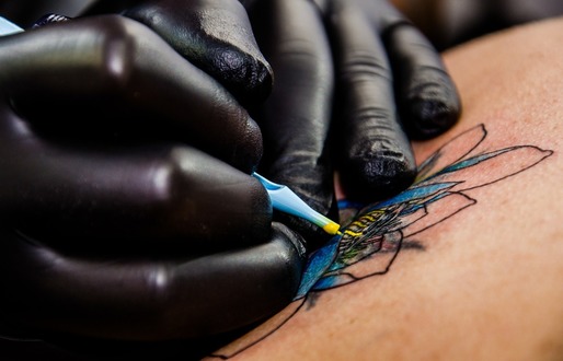 Cerneala colorată folosită la tatuaje, apreciată ca periculoasă. UE interzice 4.000 de substanțe, artiștii se revoltă