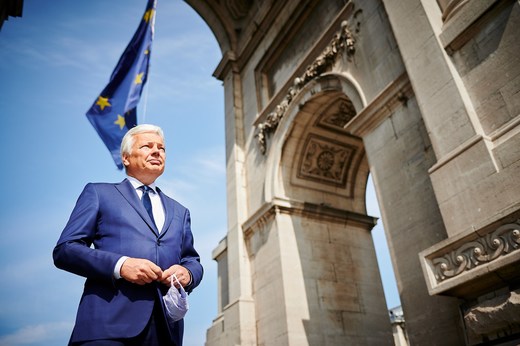 Financial Times: Comisarul pe justiție amenință cu sancțiuni Bucureștiul