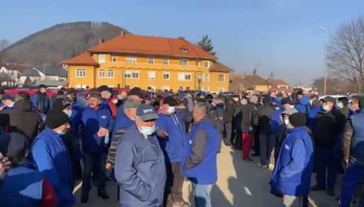 Sute de angajați de la Uzina Mecanică din Cugir au declanșat un protest spontan, nemulțumiți de salarii și condițiile de muncă