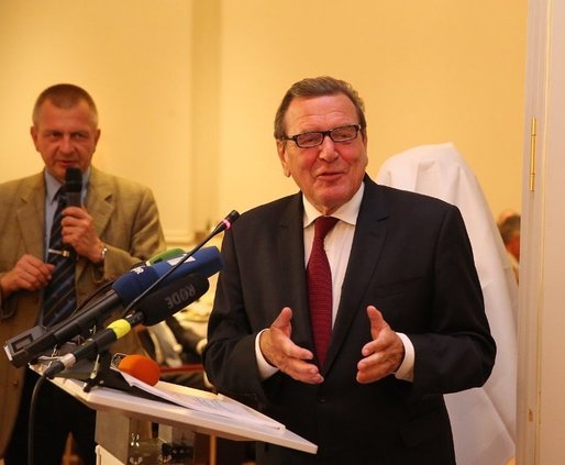 Personalul lui Schroeder demisionează, în timp ce fostul cancelar german rezistă presiunilor de a rupe legăturile cu Kremlinul