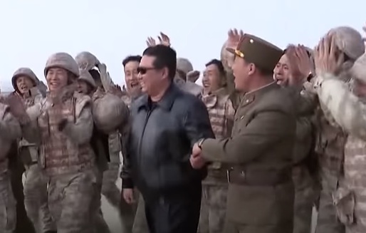 VIDEO Coreea de Nord: Kim Jong Un, prezentat de media de stat în stil ''Top Gun'' la ultima lansare de rachetă