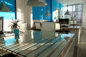 Companiile vor să își aducă echipele înapoi la birou, dar angajații preferă în continuare flexibilitatea