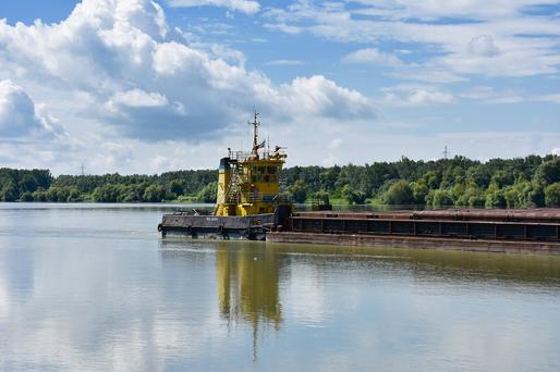 400 de nave circulă în fiecare lună pe canalul Sulina. Guvernul alocă 20 milioane lei pentru majorări salariale și pentru a evita întreruperea navigației pe Dunăre, din cauza debitelor scăzute