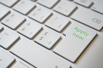 Contextul economic incert și creșterea prețurilor readuc joburile din străinătate în atenția candidaților. Cei care pleacă ajung să câștige și de 3-4 ori mai mult decât în România, pe joburi și în domenii similare. Unde și pentru ce se pleacă