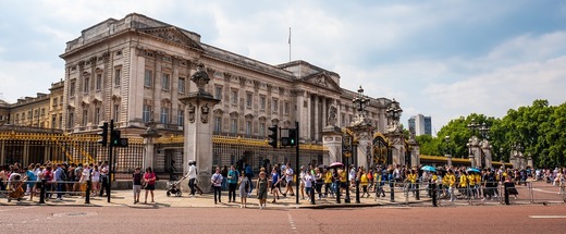 FOTO Marea Britanie introduce treptat noi monede, bancnote, timbre, dar și un nou cifru regal