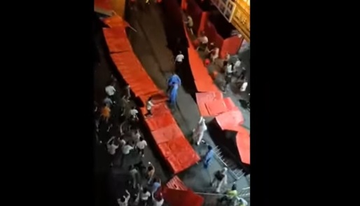 VIDEO Proteste violente anticovid în sudul Chinei, unde locuitori din Guangzhou ies din carantină, se ciocnesc cu poliția, răstoarnă o mașină de poliție și distrug bariere
