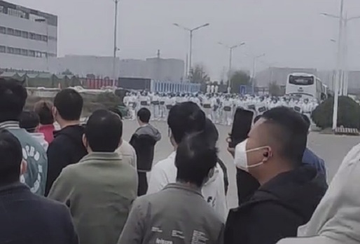 VIDEO Manifestații la cea mai mare uzină de iPhone din China