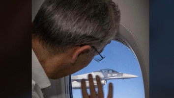 FOTO Delegația NATO și Secretarul General Jens Stoltenberg, la București cu un avion TAROM escortat de avioane de luptă