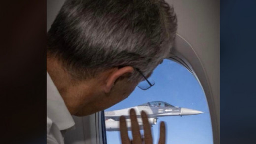 FOTO Delegația NATO și Secretarul General Jens Stoltenberg, la București cu un avion TAROM escortat de avioane de luptă