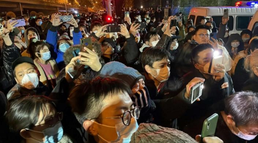 În centrul protestelor din China împotriva Covid-19, tinerii strigă după libertate