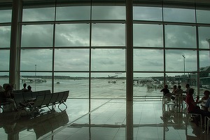 Avion aterizat de urgență la Barcelona, zeci de migranți au fugit pe pistă