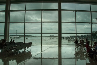 Avion aterizat de urgență la Barcelona, zeci de migranți au fugit pe pistă