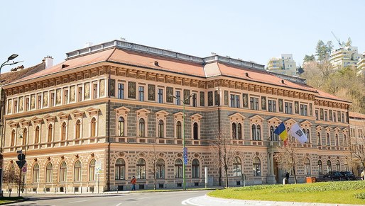 Universitatea Transilvania din Brașov renunță la conturile băncilor cu capital austriac în favoarea băncilor românești. Mașinile nu vor mai alimenta la OMV și nu vor mai fi folosite serviciile Austrian Airlines 