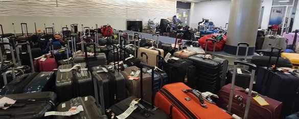 FOTO Munți de bagaje rătăcite pe aeroporturile din SUA, după viscolul arctic. Mii de zboruri au fost anulate