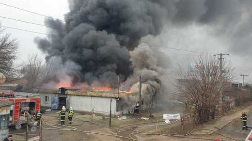 VIDEO Incendiu puternic la un depozit la intrarea pe autostrada București-Pitești