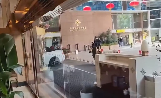 VIDEO Un client nemulțumit a intrat cu mașina într-un hotel
