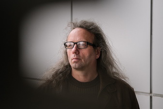 Hackerul Guccifer a fost eliberat după aproape 8 ani de închisoare. Revenit în țară, își scrie memoriile