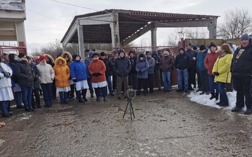 Protest spontan la Fabrica de Pulberi din Făgăraș. Oamenii sunt nemulțumiți că directorul va fi înlocuit de o persoană propusă pe criterii politice