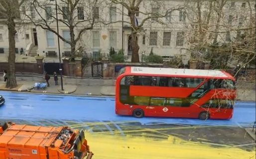 VIDEO Londra: Strada pe care se află Ambasada Rusiei a fost vopsită în culorile drapelului ucrainean