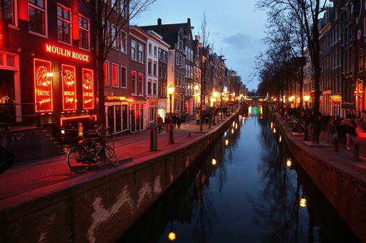 Primăria Amsterdam vrea să mute Cartierul Roșu lângă sediul Agenției Europene pentru Medicamente. Reacția instituției 
