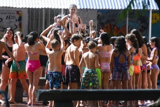 Buenos Aires - Cea mai caldă vară de peste 100 de ani. O școală le permite elevilor să vină în costum de baie 