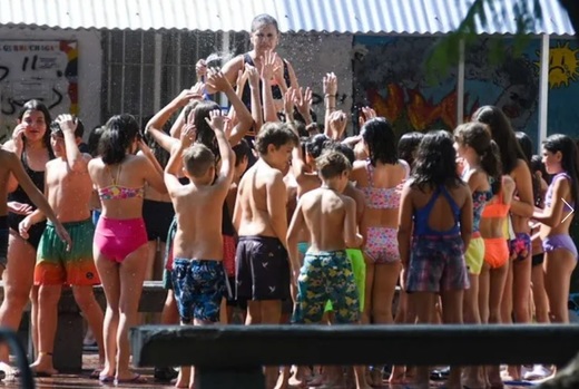 Buenos Aires - Cea mai caldă vară de peste 100 de ani. O școală le permite elevilor să vină în costum de baie 