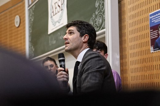 Cine este Aurélien Pradié, starul în ascensiune care zguduie politica franceză. Milenialul nu exclude o candidatură la Președinție, după ce a dat peste cap planurile guvernului Macron în privința reformei pensiilor