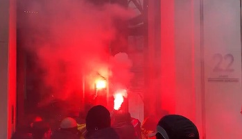 VIDEO „Să plătească miliardarii”: Noi proteste împotriva majorării vârstei de pensionare în Franța. Sediul LVMH, luat cu asalt