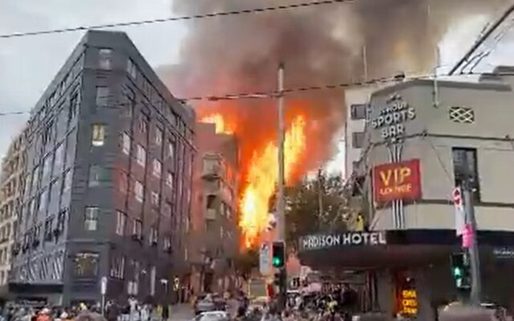 VIDEO Incendiu la un bloc de șapte etaje din Sydney, clădirea începe să se prăbușească
