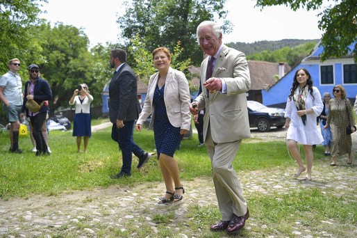 GALERIE FOTO Regele Charles, primit cu aplauze în satul Viscri, în ultima zi a vizitei sale în România. Ce cadouri a primit de la localnici