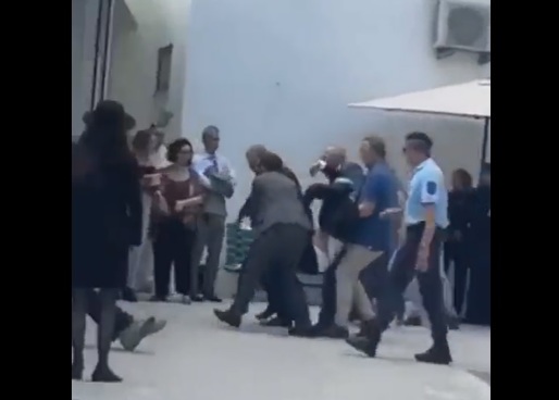 VIDEO Președintele Portugaliei, cărat pe brațe după ce i s-a făcut rău la un eveniment public