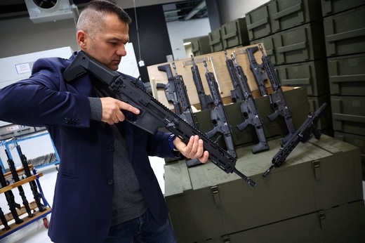 Producătorii de arme din Europa Centrală caută soluții pentru a face față cererii puternice declanșată de războiul din Ucraina