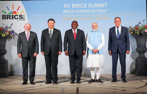 Summitul BRICS s-a deschis scoțând în evidență diviziunile interne. "Cursul istoriei va fi modelat de alegerile pe care le vom face", transmite liderul chinez. Putin dă asigurări că BRICS lucrează pentru "majoritatea globală" și vrea "de-dolarizarea"
