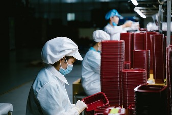 O tendință inversată de pandemie după 20 de ani: salariile muncitorilor cresc mai rapid decât cele ale „gulerelor albe”