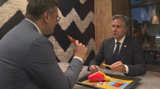 VIDEO Blinken și Kuleba s-au dus să mănânce cartofi la un McDonald's din Kiev și au făcut glume despre mahmureală