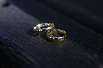 Sub amenințarea penalităților Comisiei Europene, Guvernul aprobă și trimite Parlamentului proiectul de lege prin care sunt recunoscute relațiile de familie ale cuplurilor gay