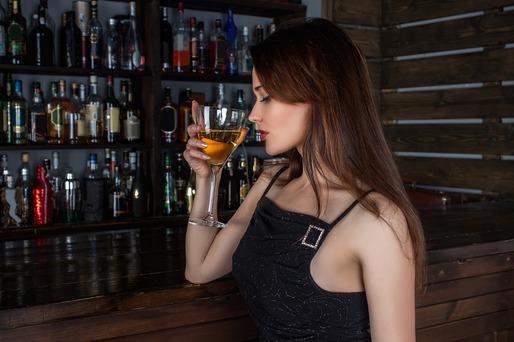 Femeile britanice și românii sunt campioni la consumul excesiv de alcool în zona OECD, arată un nou raport