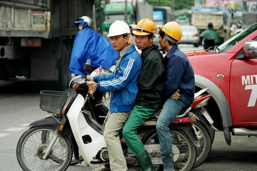 Prejudiciu de peste 12 milioane lei la firme care angajau "la negru" muncitori din Asia