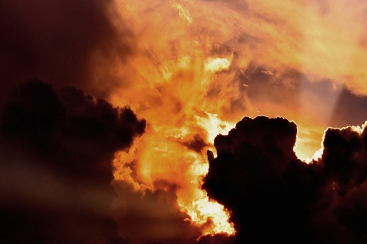 O furtună solară de o intensitate rară se îndreaptă spre Pământ. Poate provoca și întreruperi ale rețelelor electrice și sateliților