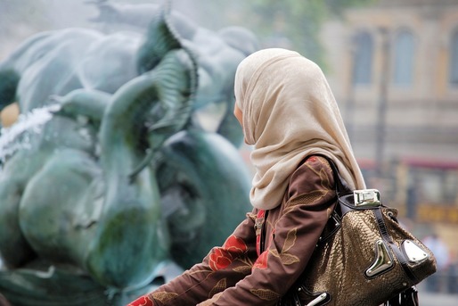 Analiză The Guardian. Generațiile mai tinere, născute după anii ‘80, au opinii mai negative în privința imigranților, față de cele anterioare. Fenomenul, mai accentuat în Franța, Olanda și țări din estul Europei, ridică îngrijorări înaintea alegerilor europarlamentare