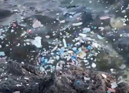 Insula Paștelui este sufocată de deșeuri din plastic venite din ocean