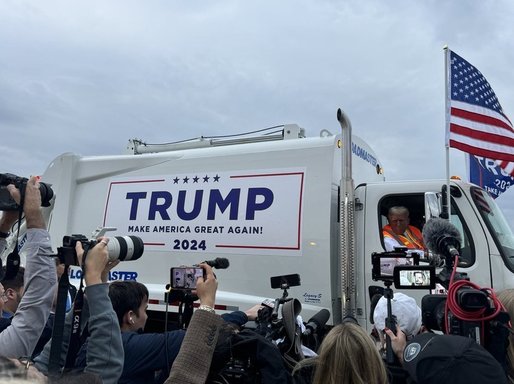 VIDEO Donald Trump a venit la un miting electoral într-un camion de ridicare a gunoiului, purtând o vestă de gunoier 