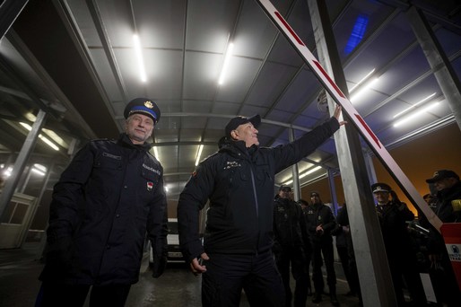 FOTO România a intrat în Schengen și terestru - Un lanț de fier a fost tăiat la graniță, ca gest simbolic 