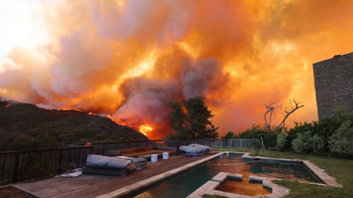 VIDEO Incendiu violent într-un cartier de lux de la periferia orașului Los Angeles. A fost declarată stare de urgență, 30.000 de persoane fiind evacuate. Air Force One, blocat la sol în Los Angeles