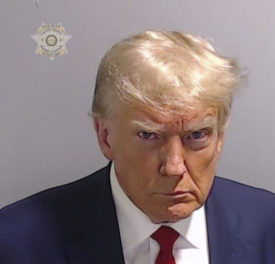 FOTO Donald Trump își reproduce ”mug shot”-ul cu câteva zile înainte de învestitură