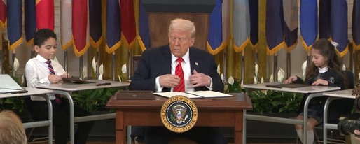 VIDEO Trump a semnat ordinul pentru desființarea Departamentului Educației din SUA, un vis al republicanilor