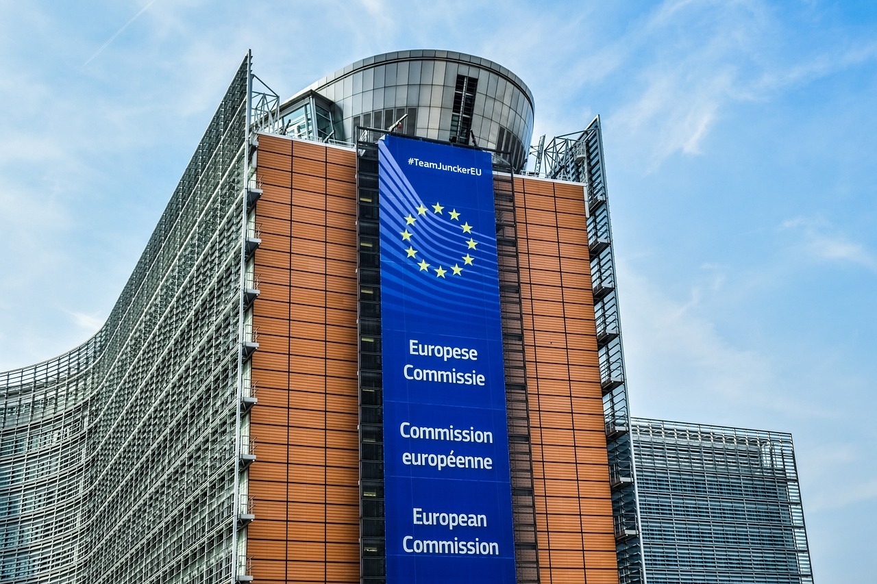 Uniunea Europeană intenționează să ”atace” serviciile digitale americane în războiul comercial cu Trump